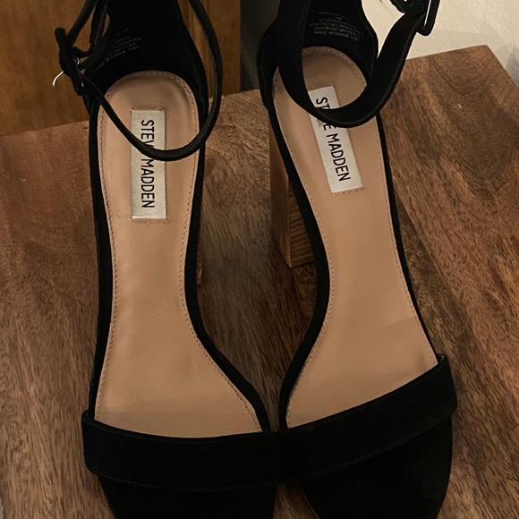 STEVE MADDEN: SIZE 9 BLACK ANKLE STRAP W/ CHUNKY WOODEN HEEL - Picture 2 of 6